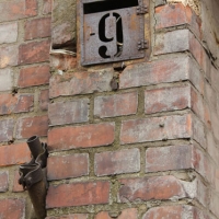 Stary znak z numerem domu