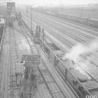 Platforma z wagonikami z węglem dla parowozów.