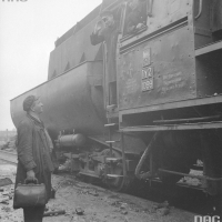 Opis obrazu: Fragment lokomotywy serii Ty 2 nr 1099 - widok z boku. Widoczny napis: 