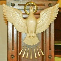 Rzeźba gołębicy symbolu Ducha Świętego