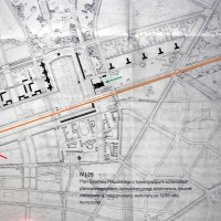 Plan dzielnicy Piłsudskiego (nasyp zaznaczony czerwoną strzałką)