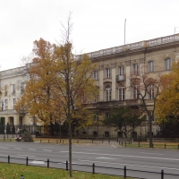Po prawej Pałacyk Leszczyńskich