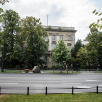 Pałacyk Leszczyńskich i głaz pamiątkowy