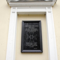 Pamiątkowa tablica poświęcona rzezi na warszawskiej Pradze