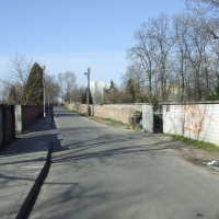 ul. Sowińskiego dzieląca cmentarz na dwie części