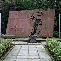 Pomnik ku Czci Ofiar Zbrodni w Wawrze