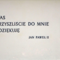 Napis i tablica pamiątkowa wizyty Jana Pawła II