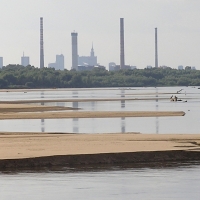 Widok z prawego brzegu Wisły w kierunku centrum Warszawy