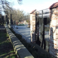 Stara brama na cmentarz