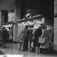 Sprzedaż ozdób choinkowych przed Smykiem