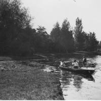 Widoczny fragment parku ze stawem