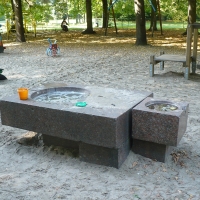 Cokół rzeźby Zdrój w Parku Skaryszewskim