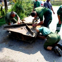 Podstawa nogi masztu ustawiona przed Urzędem Gminy Stare Babice