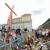 Krzyż pod Pałacem Prezydenckim 