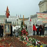 Krzyż pod Pałacem Prezydenckim 