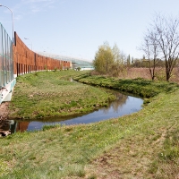 Ekrany antyakustyczne u zbiegu Trasy Siekierkowskiej i Ostrobramskiej, na prawo Kanał Wawerski