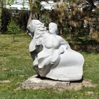 Jedna z rzeźb ogrodowych
