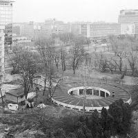 Widok z tarasu na stronę wschodnią. Widoczny garaż