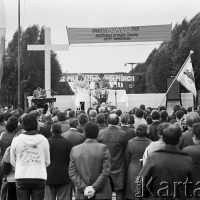 Ksiądz Jerzy Popiełuszko odprawia mszę świętą 31.08 na terenie Huty Warszawa