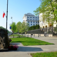 Otoczenie kamienia pamiątkowego