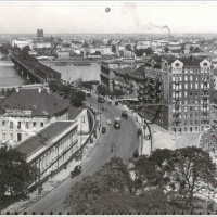 Nowy zjazd i mostki prowadzące do budynków