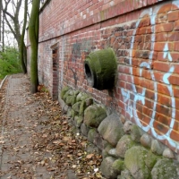 Ścieżka wzdłuż murów