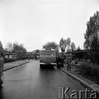 Pasażerowie wsiadają do autobusu nr 163. 