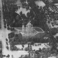 Za cerkwią widoczny park Ujazdowski