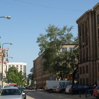 Gmach ministerstwa po prawej stronie ul. Czackiego