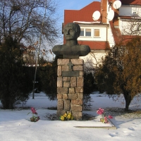Pomnik z popiersiem gen. Franciszka Żymirskiego