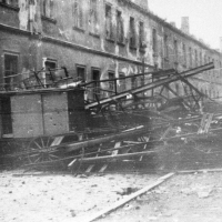 Barykada z szyn przegradzająca ul. Zakroczymską na wysokości wylotu Wójtowskiej. Ujęcie w kierunku płd.