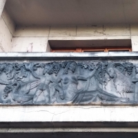 Ul. Puławska 26 - płaskorzeźby na balkonie