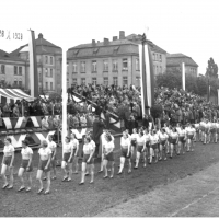 Defilada sportowców na stadionie sekcji sportowej Dyrekcji Tramwajów Miejskich