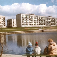 Widok na bloki jeszcze bez parku