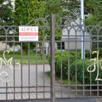 Inicjały na bramie