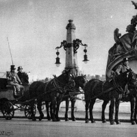 Dawny dyliżans pocztowy na wiadukcie - widoczna Warszawska Grupa Alegoryczna i obelisk podtrzymujący lampy