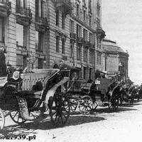 Postój dorożek przy Hotelu Bristol