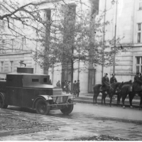 Oddział policji konnej i samochód pancerny