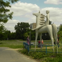 Rzeźba chłopca na koniu