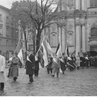 Młodzież akademicka ze sztandarami