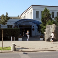 Państwowy Instytut Geologiczny – główne wejście, po prawej głaz narzutowy