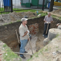 Fragment ceglanych fundamentów przedwojennego domu mieszkalnego