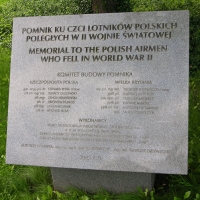 Tablica informacyjna Pomnika Poległych Lotników