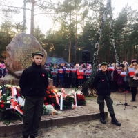 Uroczystość przez głazem Piłsudskiego