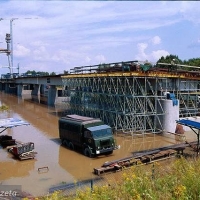 Budowa mostu podczas wysokiego stanu