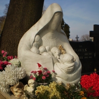 Rzeźby na cmentarzu