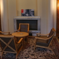 Stolik i kominek w dawnym gabinecie premiera Mazowieckiego
