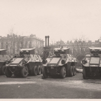 Polizei vor Sd.Kfz in Warschau