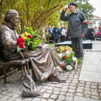 Ławeczka księdza Twardowskiego - odsłonięcie