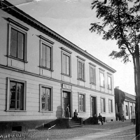 Na pierwszym planie kantor, na drugim dawna odlewnia Morisa przekształcona w szklarnię